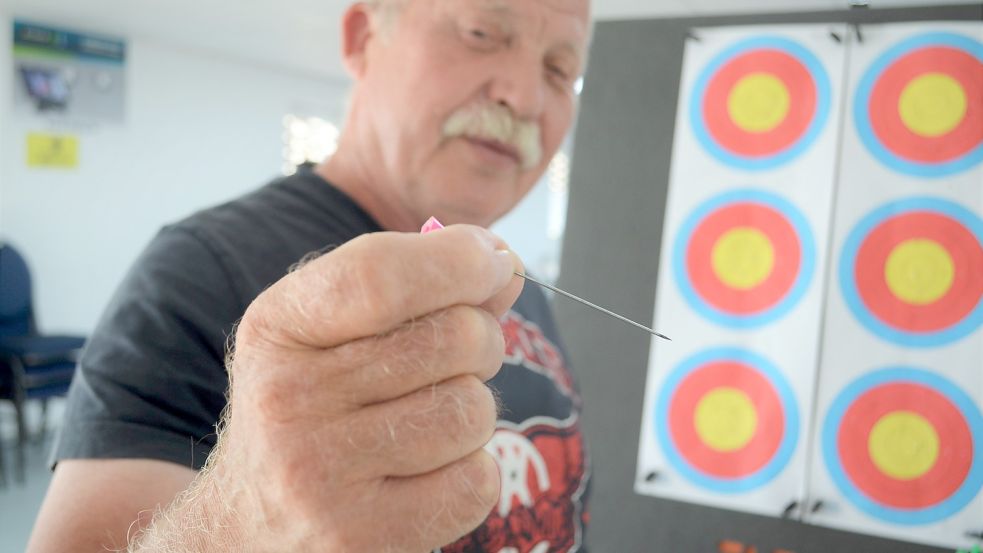 Seit einiger Zeit kann man beim Schützenverein Krummhörn mit Blasrohren schießen. Der Verein möchte sich nun besseres Equipment anschaffen. Das Bild zeigt Schütze Jupp Mathia. Foto: Hoppe