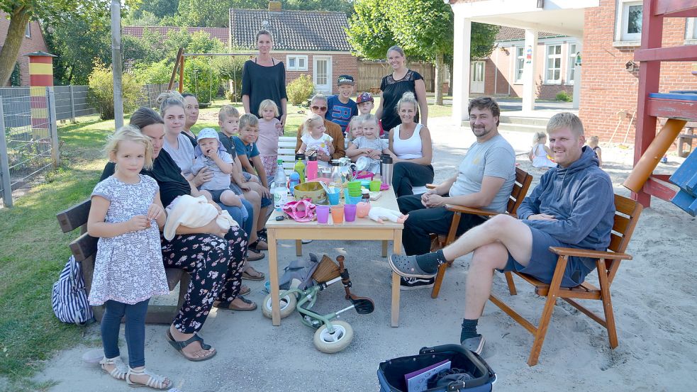 Seit 2017 kommen in Manslagt Eltern und Kinder zu privaten Treffen zusammen, die von Andrea de Vries (stehend, rechts) organisiert werden. Das Bild zeigt sie zusammen mit der Gruppe und mit Malte Mand (2. von rechts) auf dem Spielplatz des AWO-Kindergartens. Fotos: Hillebrand