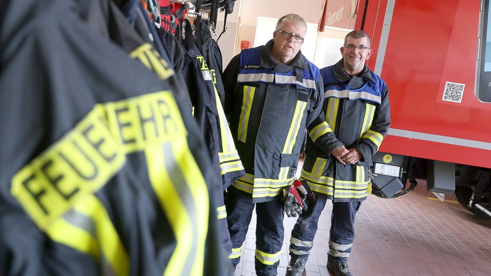 Ralf Ackmann (links) und Michael Engelbarts-Bremer leiten die Feuerwehr Hinte. Am Wochenende feiert die Wehr ihren 125. Geburtstag. Foto: Hock