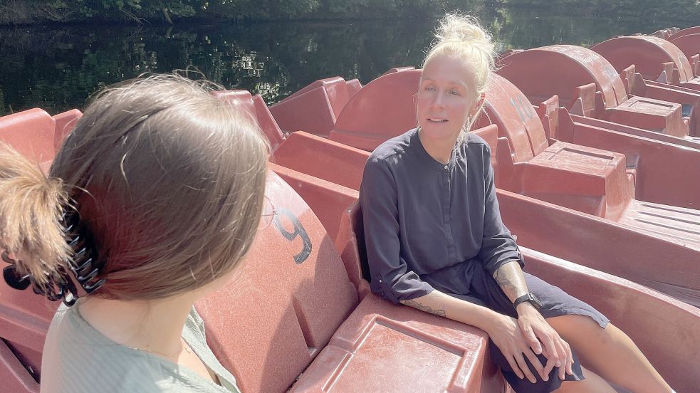 Tanja Immega unterhält sich auf einem Tretboot an der Verleihstelle am Fuß des Emder Wasserturms. Sie hatte die Idee für eine Vorab-Aktion, die auf die Aktionswoche Seelische Gesundheit im Oktober hinweist. Foto: Päschel