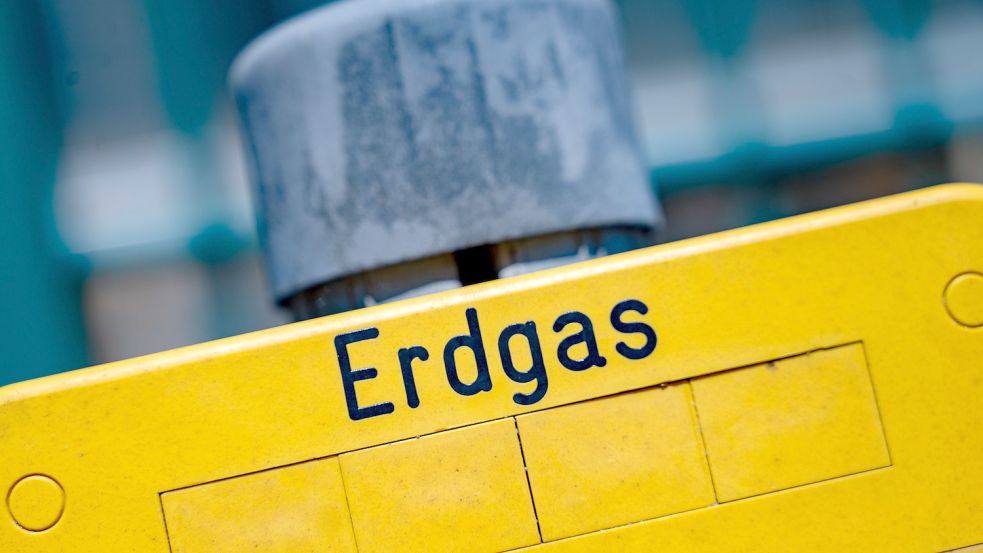 Es wird wieder teurer: Ein Schild mit der Aufschrift „Erdgas“ dient als Markierung für den unterirdischen Verlauf einer Erdgasleitung. Foto: Sauer/dpa