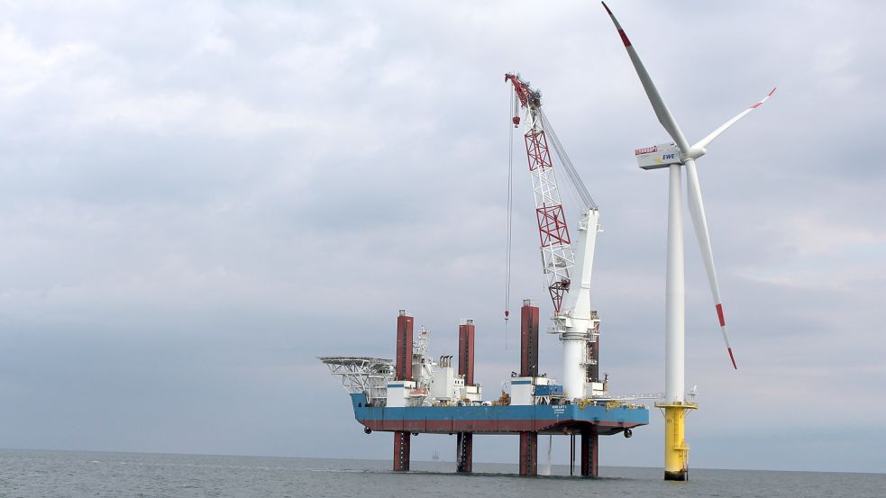 Von einem Errichterschiff aus wird eine Windenergieanlage im Offshore-Windpark Riffgat repariert. Foto: Oltmanns
