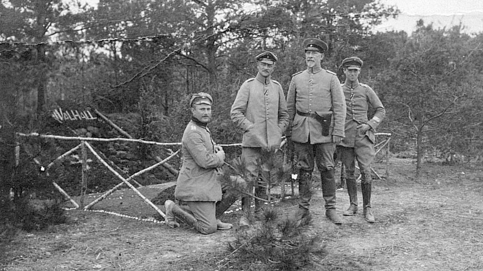 Georg Eucken (Zweiter von rechts) an der Westfront. Das Foto entstand im Oktober 1914. Quelle: NLA AU, Dep. 39, Nr. 42