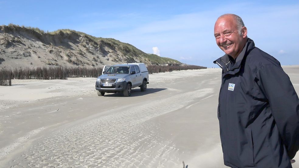 Auch an Borkums Dünen knabbert die Nordsee. Geert Evers an einer der Baustellen „seiner“ Insel. Foto: Böning