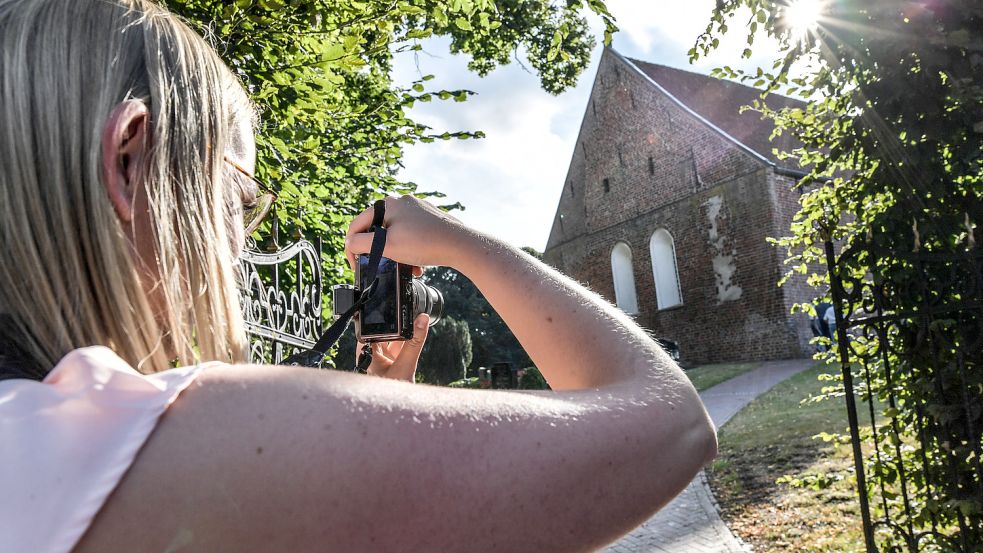 Die Jurymitglieder machten viele Fotos, wie hier von der Kirche in Tergast. Foto: Ortgies