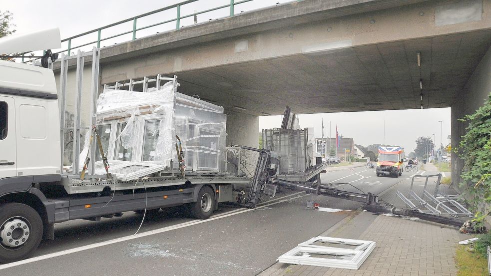 Der Unfall ereignete sich bei der Brücke in der Nähe des Kreisverkehrs. Ein Spezialabschleppdienst muss den Lastwagen bergen. Foto: Wolters