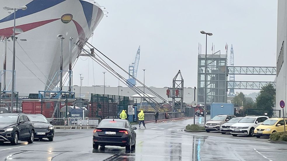 Neben der Werksfeuerwehr ist auch die Freiwillige Feuerwehr Papenburg im Einsatz auf der Meyer-Werft. Foto: Kristina Roispich