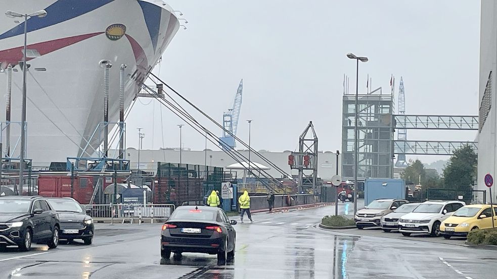 Neben der Werksfeuerwehr ist auch die Freiwillige Feuerwehr Papenburg im Einsatz auf der Meyer-Werft. Foto: Kristina Roispich