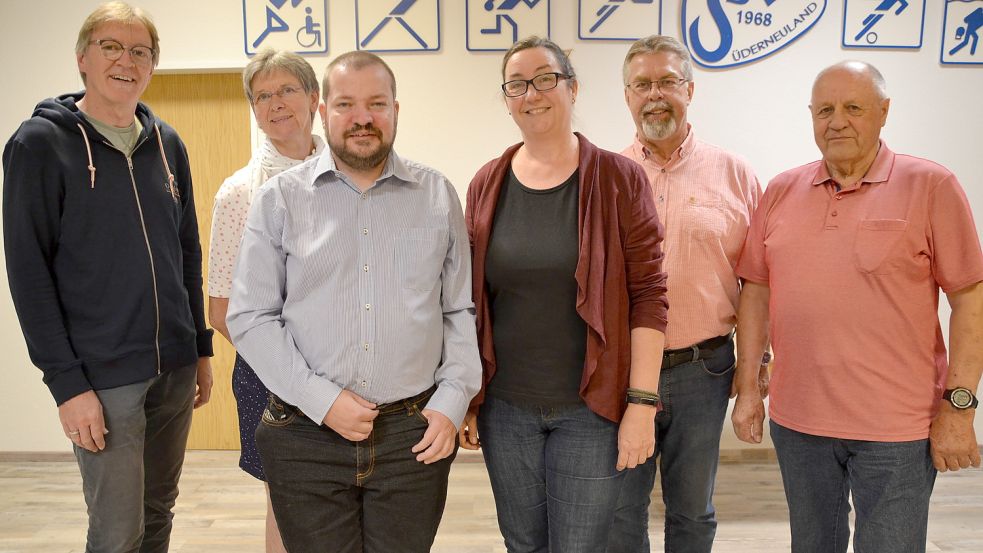 Sie bilden den Vorstand des neuen SPD Ortsvereins Norden: Günther Ulferts (von rechts, stellvertretender Schriftführer), Dorothea van Gerpen (stellvertretende Vorsitzende), die neue Doppelspitze Gerd Zitting und Dr. Kerstin Weinbach, Wolfgang Hinrich (stellvertretender Vorsitzender) und Kassierer Peter Janssen. Komplettiert wird der Vorstand durch Schriftführerin Inka Gerdes, die in Abwesenheit gewählt wurde, und elf Beisitzer. Foto: Janssen