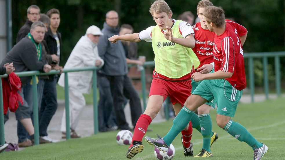 Stefan Mühlenbrock (mit Leibchen) spielte von 2008 bis 2011 für den SV Großefehn. Das Bild zeigt ihn in einem Bezirkspokalspiel beim TuS Pewsum. Archivfoto: Doden/Emden