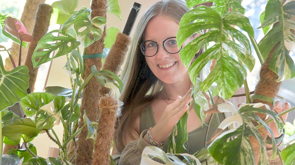 Alisha Ukena aus Barßel ist durch die Corona-Pandemie auf Zimmerpflanzen gekommen. Seitdem verwandelt sich ihre Wohnung in einen Dschungel. Foto: Ortgies