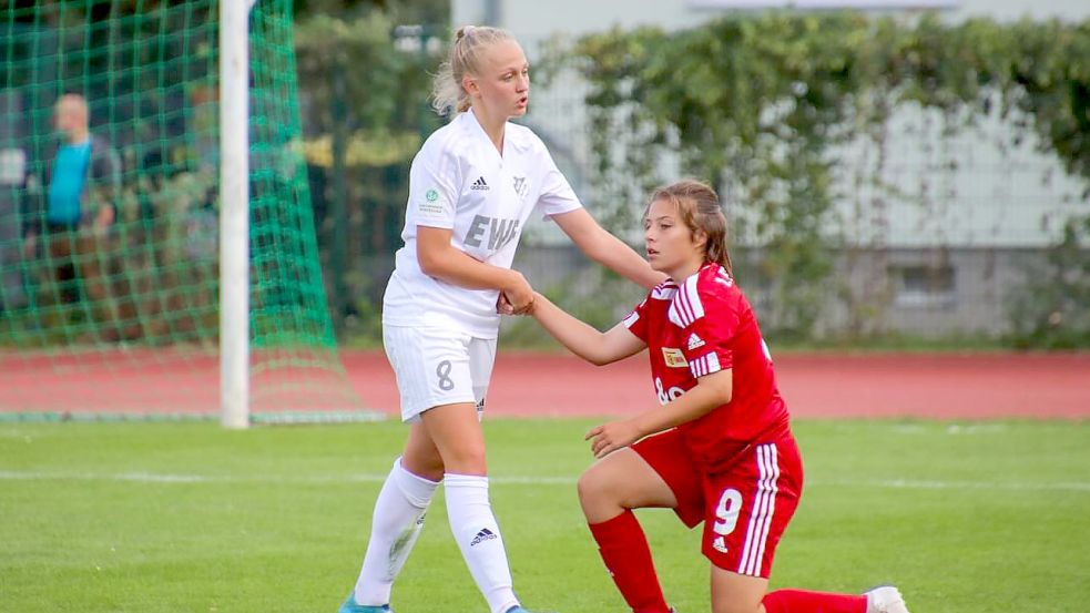 Fairplay wird bei den B-Juniorinnen großgeschrieben. In der Partie zwischen Aurich (links Elisabeth Steiner) und Union Berlin (rechts Emily Zill) gab es keine einzige Gelbe Karte. Foto: Union Berlin