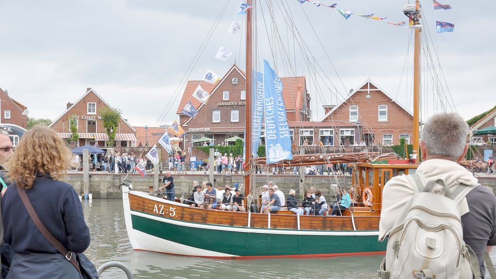 Die „Gebrüder“ ist ein Hingucker, auch hier bei ihrem Besuch im Neuharlingersieler Hafen. Foto: Ullrich/Archiv