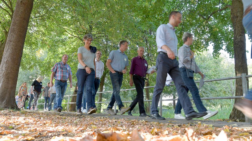 Die „Grüne Lunge“ bei der Kirche in Tergast kam bei der Wettbewerbskommission bei ihrem Rundgang offenbar gut an. Foto: Ortgies