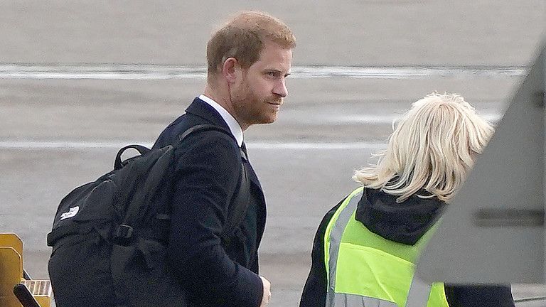 Prinz Harry bei der Abreise aus Schottland: Er kam erst in Balmoral an, als die Queen nicht mehr lebte. Foto: dpa/PA Wire/Aaron Chown