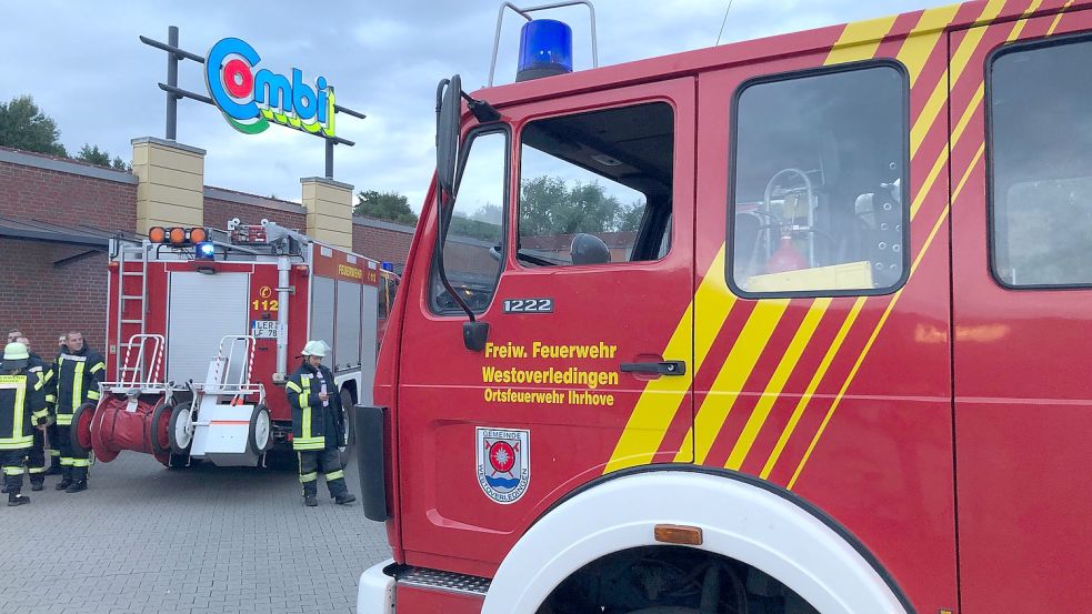 Die Feuerwehr rückte zu einem Einsatz im Combi-Markt aus. Fotos: Ammermann