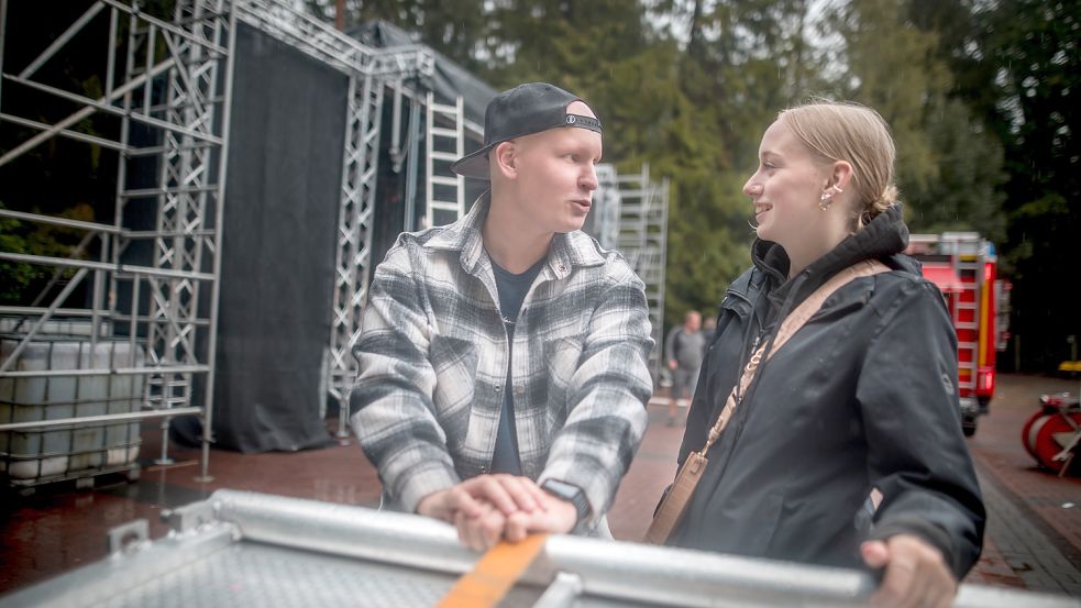 Aufregend: Während die Aufbauten für ihr erstes selbst organisiertes Festival Form annahmen, diskutierten Marah Schön und Moritz Radde an den noch gestapelt daliegenden Wellenbrechern, was als nächstes zu tun ist. Fotos: Cordsen