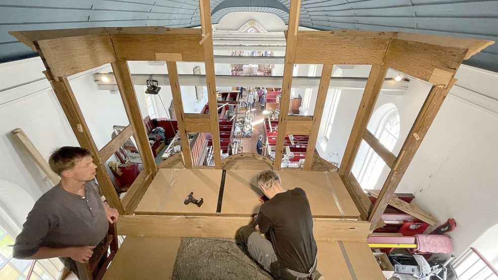 Auf der Empore in der Petkumer Kirche werden Holzteile für die Orgel zusammengeschraubt. Foto: Päschel