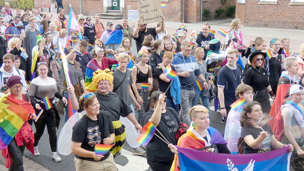 Hunderte kamen am Sonnabend zum CSD in Aurich. Foto: Mühring