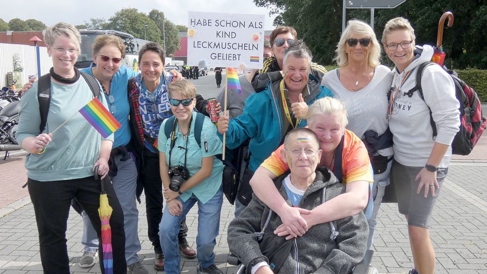 „Liebe ist bunt“, sagte Nicole Parschat (mit Schild). Foto: Mühring