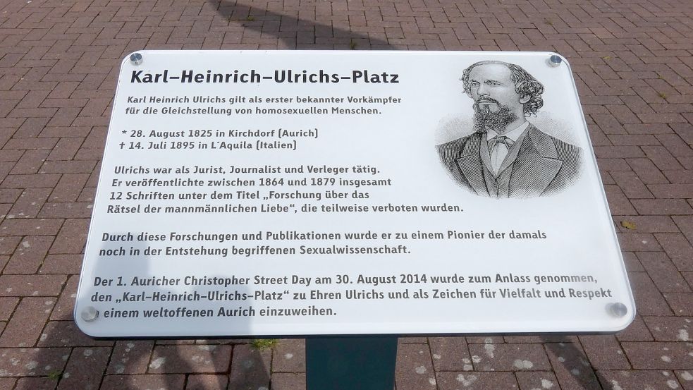 Eine Gedenktafel am Karl-Heinrich-Ulrichs-Platz erinnert seit Sonnabend an den Vorkämpfer für die Gleichstellung von homosexuellen Menschen. Foto: Mühring