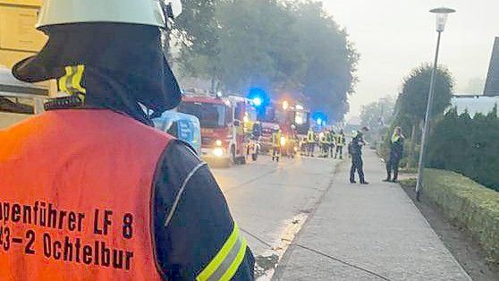 Die Feuerwehren Riepe und Ochtelbur haben am frühen Sonntagmorgen einen Kellerbrand ihr Ihlow gelöscht. Foto: Jens Kesting, Feuerwehr Riepe