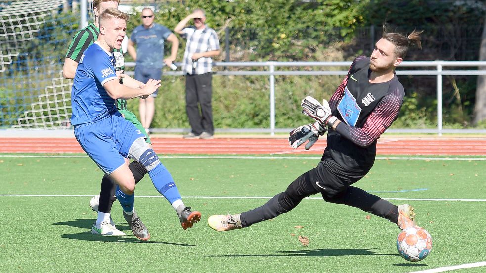 In dieser Szene erzielt Mike Meiners das zwischenzeitliche 3:0 für den TuS Esens. Foto: Doden/Blomberg