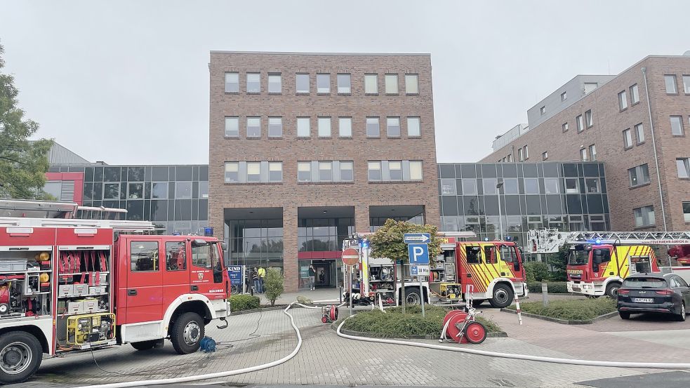 Die Feuerwehr Aurich wurde gegen 7 Uhr am Samstagmorgen in die Ubbo-Emmius-Klinik gerufen. Foto: Oliver Bär