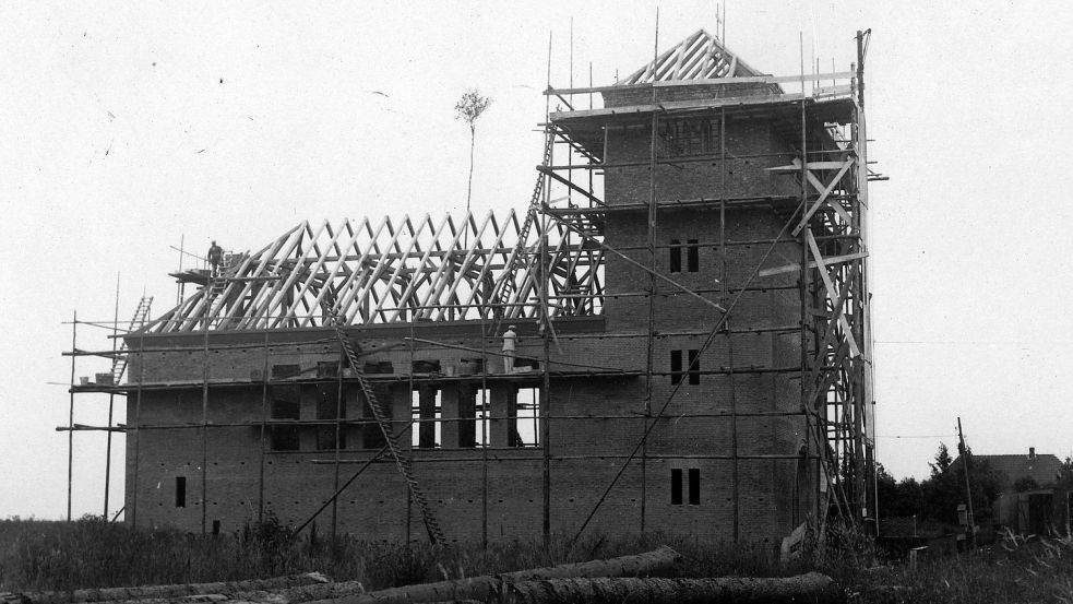Nach der Grundsteinlegung der evangelischen Kirche in Wiesmoor im Frühjahr 1930 konnte bereits im Sommer das Richtfest gefeiert werden. Foto: Hennek