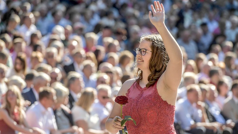 Überglücklich: Jana Gerdes (21) bedankt sich nach der Wahl beim Publikum. Foto: Ortgies