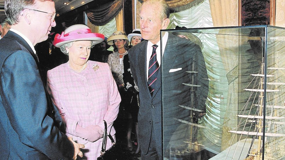 Werftchef Bernard Meyer zeigte Queen Elizabeth II. und ihrem Mann Prinz Philip im April 1995 vor der Taufe der „Oriana“ in Southampton das Schiff. Fotos: Meyer-Werft