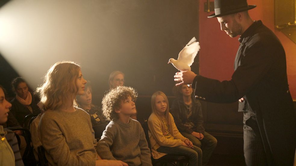In falschen Händen: Kindermädchen Manu (Katharina Schlothauer) führt Leon (Sole Inan Aktas) zum Zauberer (Lukas Heinze), was seine Mutter ihm eigentlich versprochen hatte. Foto: ZDF/Kerstin Stelter