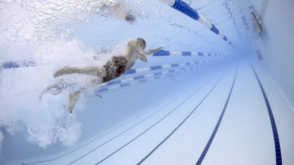 Die Oase Greetsiel wurde letztmalig in den 90er Jahren umgebaut. Dort kann man jetzt noch einige Wochen lang schwimmen, bevor die Bauarbeiter anrücken. Symbolfoto: Pixabay