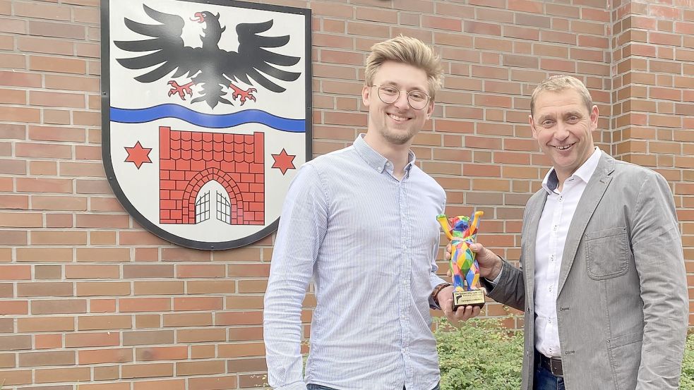 Filmemacher Igor Ayach und Bürgermeister Heinz Trauernicht (parteilos) freuen sich über die Auszeichnung. Foto: Heinig