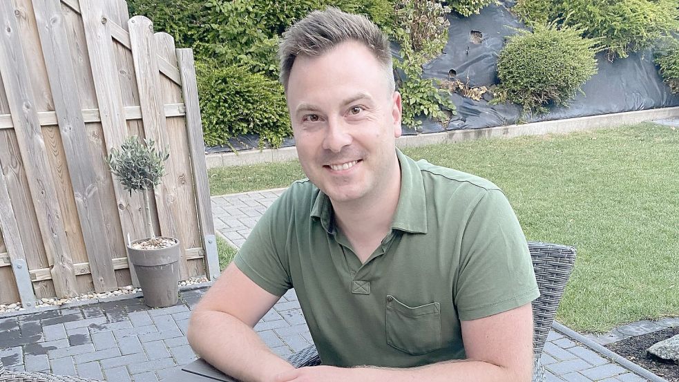 Jans Weege bei der Recherche mit alten Zeitungen und Adressbuch der Stadt Norden. Foto: Paulsen