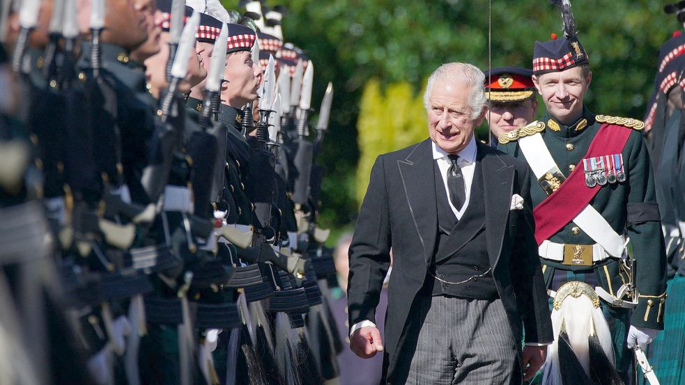 Charles III. ist auch der neue König von Schottland. Wie gefällt das den Schotten? Foto: afp/Peter Byrne