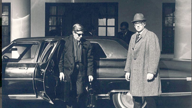 Als Verteidigungsminister bekam Schmidt einen Dienstwagen mit Chauffeur zur Verfügung gestellt. Foto: Helmut Schmidt-Archiv