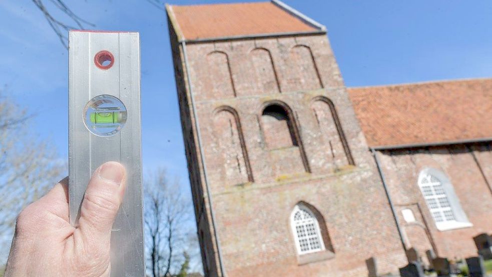 Schief ist er, der Turm in Suurhusen. Allerdings nicht so schief wie ein Wehrturm in Rheinland-Pfalz. Foto: Ortgies/Archiv