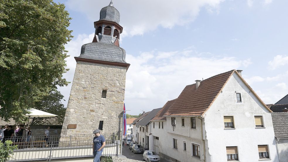 Durch die Neigung von 5,4277 Grad gilt der ehemalige Wehrturm der kleinen Gemeinde in Rheinland-Pfalz nach Einschätzung des Rekord-Instituts für Deutschland (RID) als „schiefster Turm der Welt“. DPA-Foto: Roessler