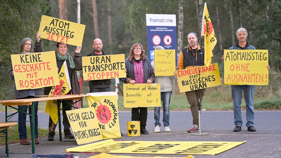 Deutsche, niederländische und russische Umweltgruppen protestieren am Montagmorgen vor der Brennelementfertigungsanlage in Lingen. Doch die erwartete Uranlieferung aus Russland kam bis zum Abend nicht an. Foto: Klemmer/DPA