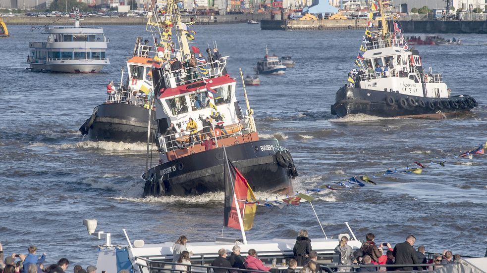 Die tanzenden PS-Protze sind zurück:Am Sonnabend bitten die Schlepper beim Hafengeburtstag wieder zum Ballett der etwas anderen Art. Foto: Axel Heimken