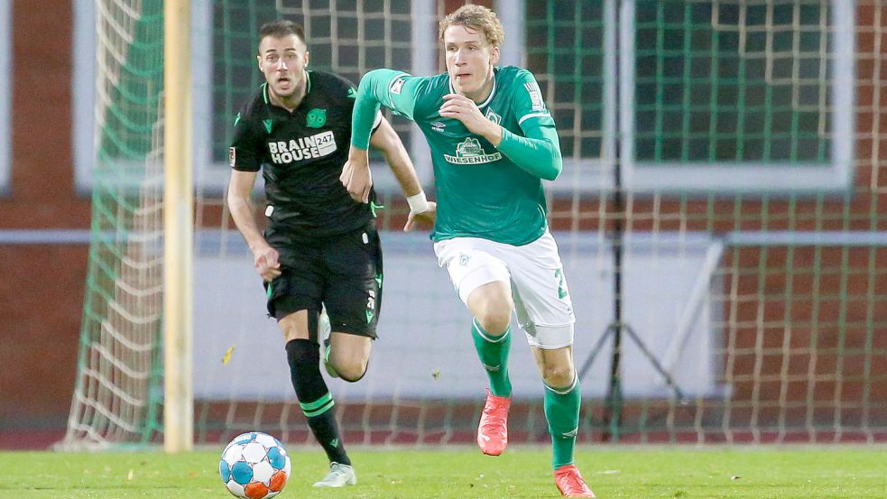 Der Ostfriese Lasse Rosenboom spielt mit Werder Bremen II in der Regionalliga, trainierte aber auch schon bei den Bundesliga-Profis mit. Im Sommer war er auch mit im Trainingslager in Österreich. Foto: Imago