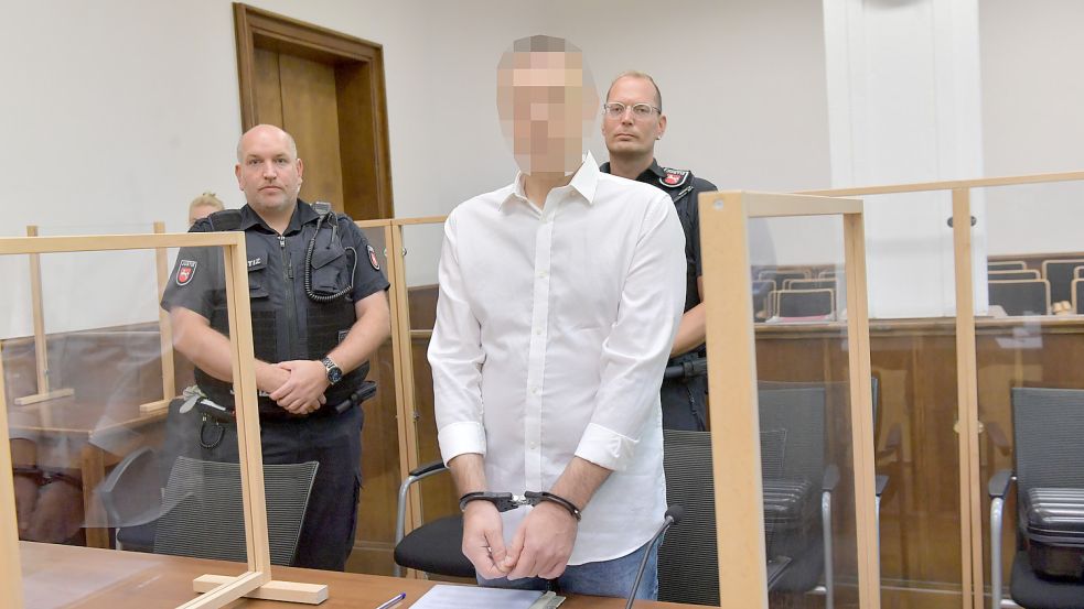 14 oder 15 Mal soll der Angeklagte – hier beim ersten Verhandlungstag in der vergangenen Woche – mit einer Machete auf sein Opfer eingeschlagen und gestochen haben. Foto: Ortgies
