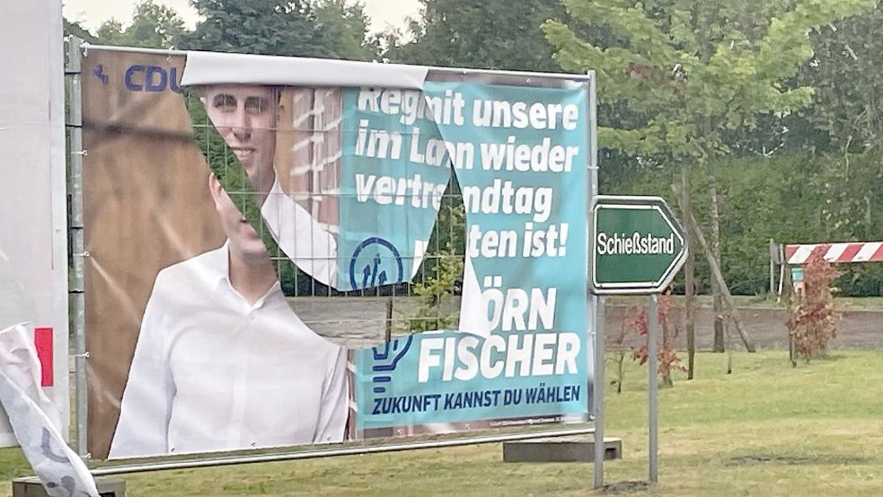 Ein zerstörtes Wahlplakat der CDU in Ochtersum. Foto: CDU