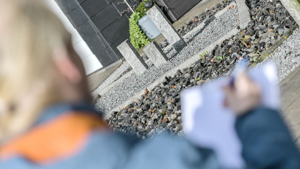 Die Besitzer von Schottergärten in Leer müssen mit dem Besuch eines Mitarbeiters der Stadt rechnen. Der Herr auf unserem Bild ist übrigens OZ-Praktikant Yorick Krauth und nicht der Stadt-Mitarbeiter. Symbolfoto: Ortgies