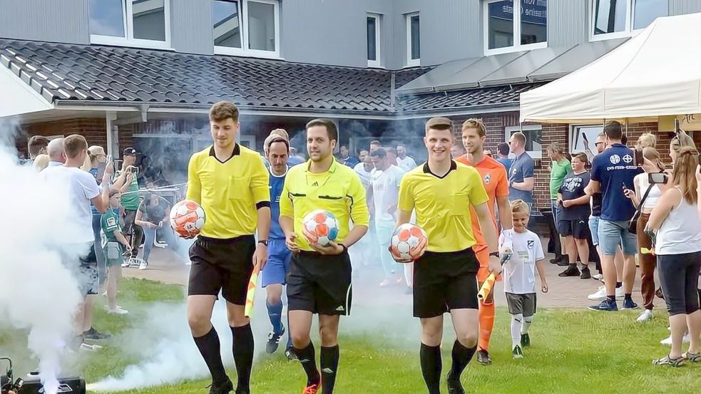 Matthias Blank (links) ist gerne Linien- und Schiedsrichter. Bei dieser Partie hatte das Gespann aber auch ein leichtes Spiel, handelte es sich doch um die Freundschaftsbegegnung zwischen Detern Allstars und der Werder Traditionsmannschaft. Foto: Privat