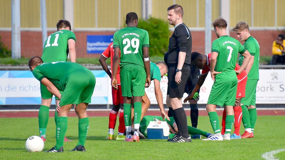 Kristian van Vügt betrieb am Sonntag einen großen Aufwand, um noch als Schiedsrichter in Aurich auf dem Platz zu stehen. Foto: Wagenaar