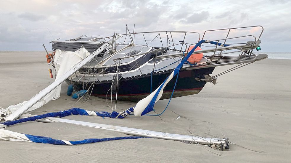 Der Mast der elf Meter langen Segeljacht war gebrochen. Foto: Feuerwehr