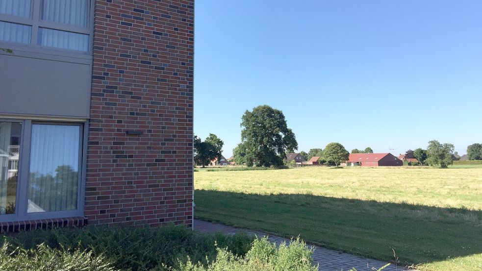 Auf der grünen Wiese neben dem bestehenden Pflege- und Seniorenheim soll eine Erweiterung entstehen. Foto: Wehry