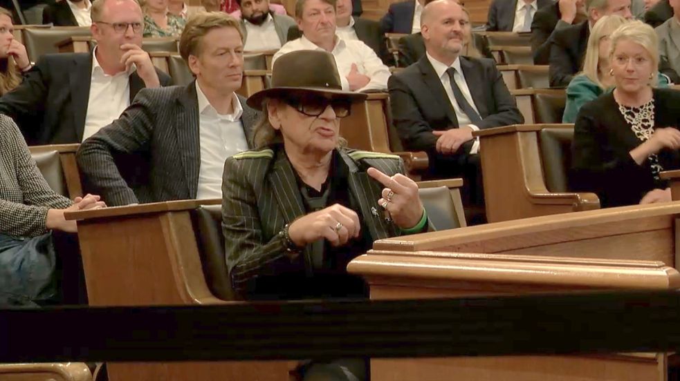 Bürgerschaftssitzung am 7. September: Udo Lindenberg zeigt den Mittelfinger, während der AfD-Fraktionsvize Alexander Wolf spricht. Foto: Hamburgische Bürgerschaft/Livestream